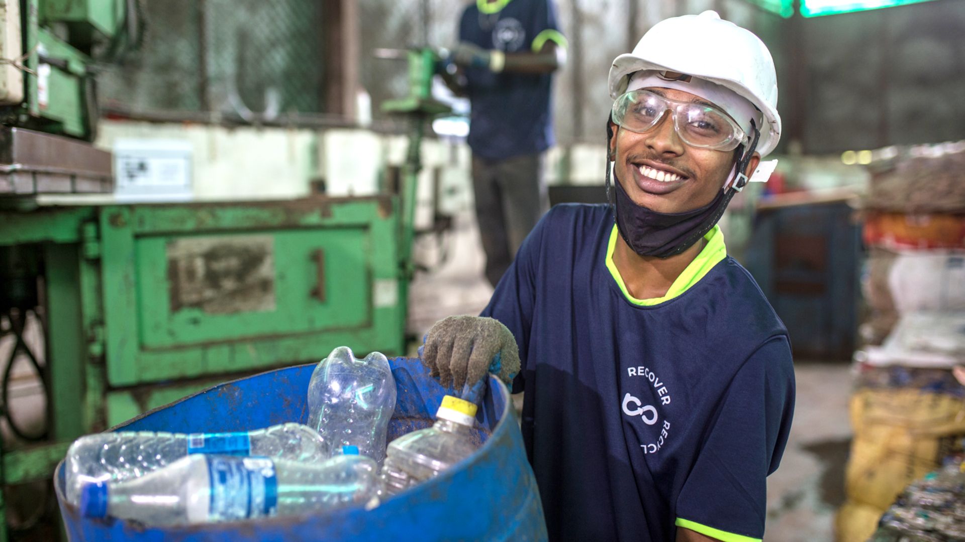 A male waste segregator at Hindustan Unilever Limited’s waste segregation facility. 